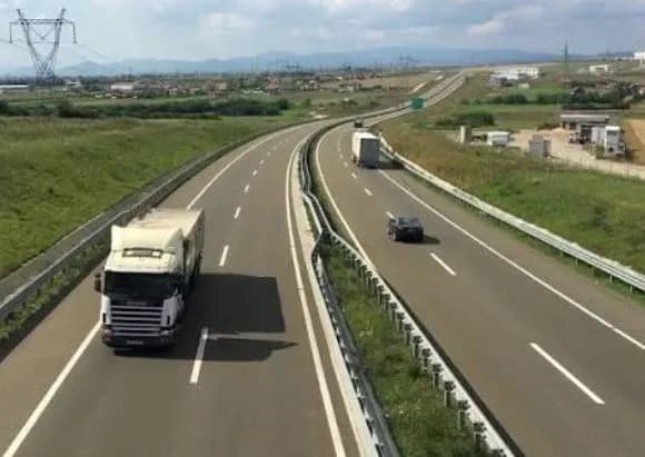 Nesër kufizime për kamionët mbi 20 tonë në autoudhët e Kosovës, publikohet orari