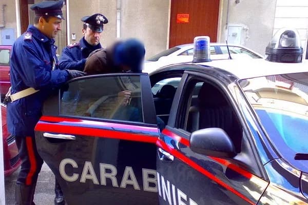 Arrestohet një shqiptar në Bari të Italisë që dyshohet se e rrahu për vdekje partneren