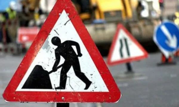Gjenden armë, granata dore e uniforma ushtarake gjatë punimeve në një rrugë në Gjilan, dyshohet se janë nga periudha e luftës