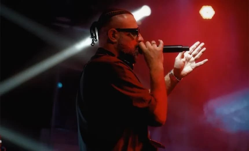 Pamjet bëhen virale në rrjet: MC Kresha heq nga dora orën për t’ia dhuruar fansit