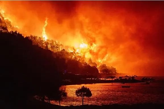 Flakët përfshijnë bregdetin e Kroacisë, mijëra të evakuuar dhe dhjetëra të plagosur