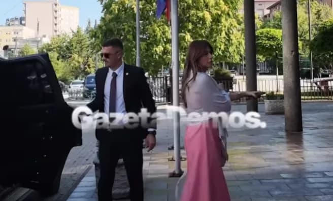 Haxhiu mbërrin në Kuvend, pyetet nëse do të propozohet sërish për kryetare të Kuvendit