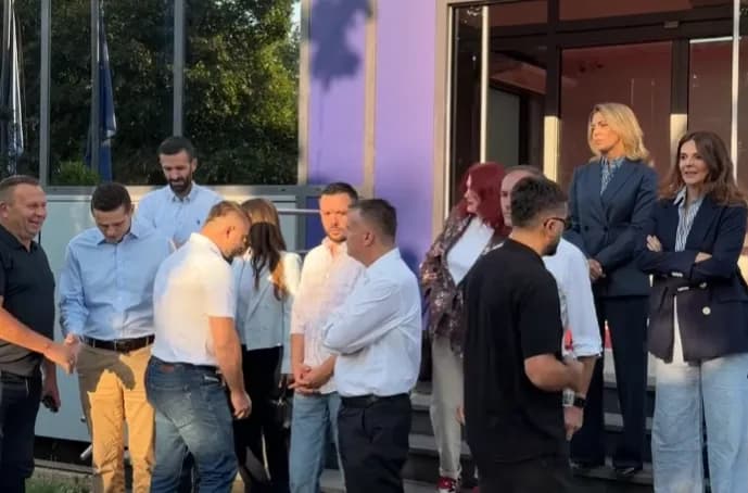 Deputetët e PDK-së e bllokojnë hyrjen e Qeverisë