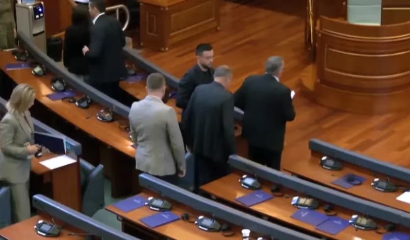 Përfundon konferenca, deputetët e PDK-së dhe AAK-së dalin nga salla e Kuvendit
