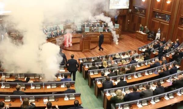Hedhja e gazit lotsjellës në Kuvend, ndryshohet aktakuza ndaj Xhelal Sveçlës
