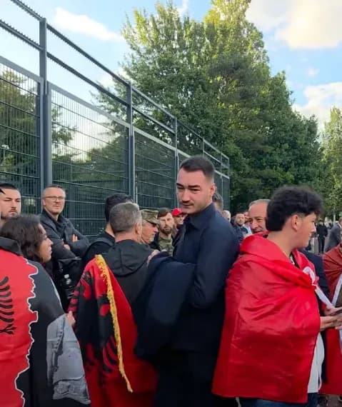Edhe djali i Kadri Veselit shihet duke hyrë në gjykatë