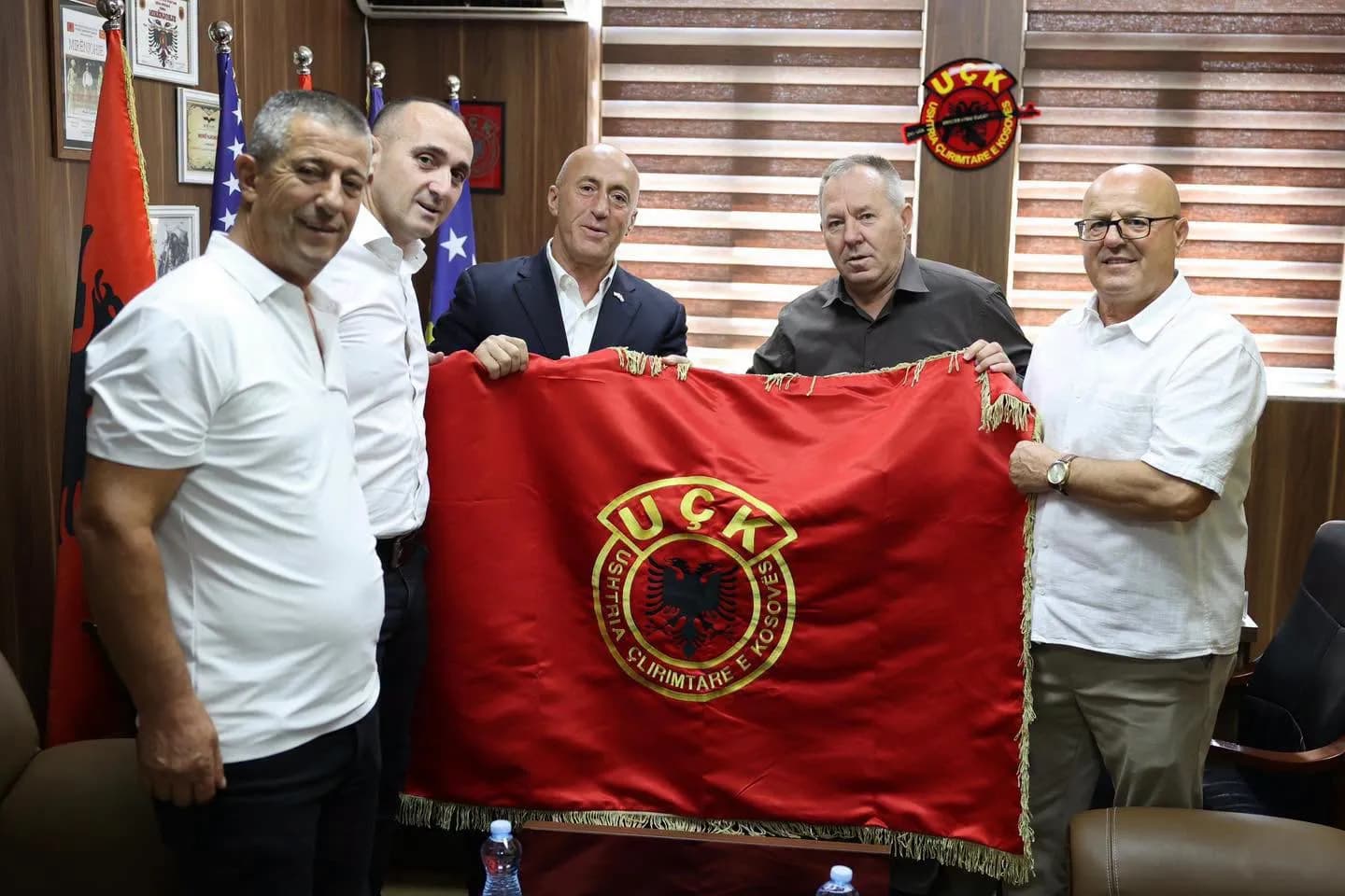 Haradinaj shkon në selinë e OVL-UÇK-së, pranon flamurin e UÇK-së: Liri për Çlirimtarët - I presim në Kosovë