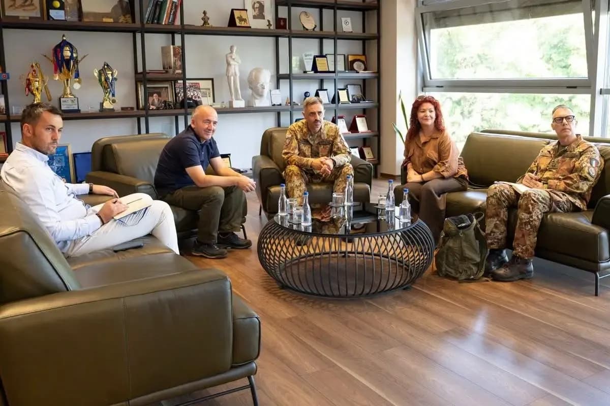 Muhaxheri takohet me komandantin e KFOR-it në Perëndim, diskutohet për situatën e sigurisë