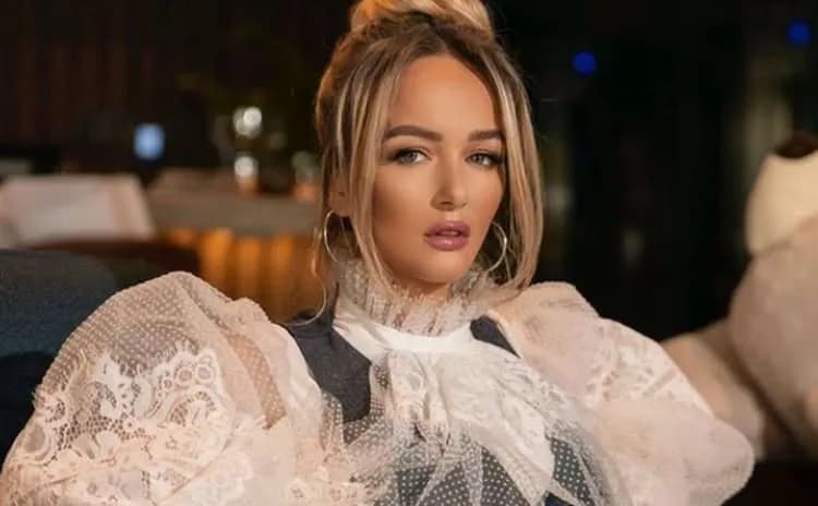 Deputetja e Kuvendit, Adriana Matoshi, pozon para pasqyrës e veshur në bikini
