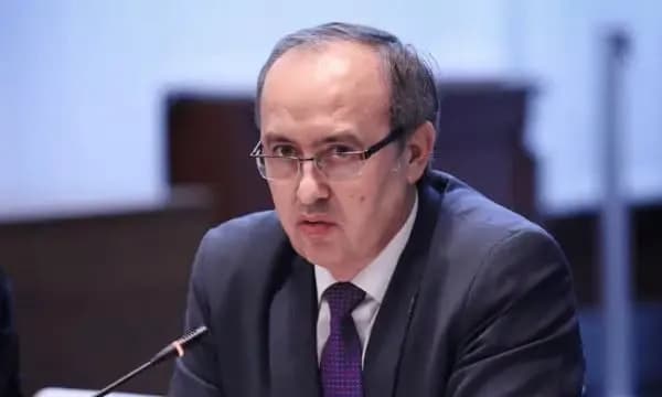 Hoti në mbështetje të Kujtim Shalës dhe Hykmete Bajrami, poston fotot e tyre me mbishkrim simbolin e LDK-së