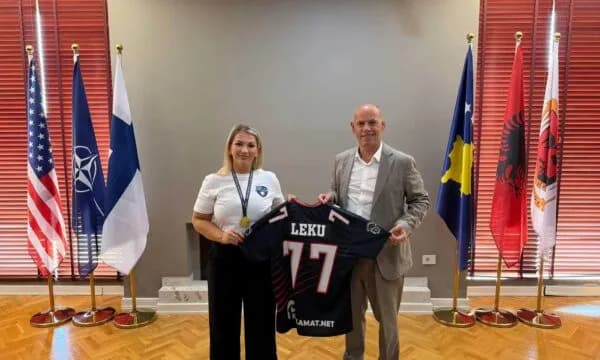 Lladrovci pret në takim dhe i jep mirënjohje Edona Lekut, kampiones evropiane në futbollin amerikan