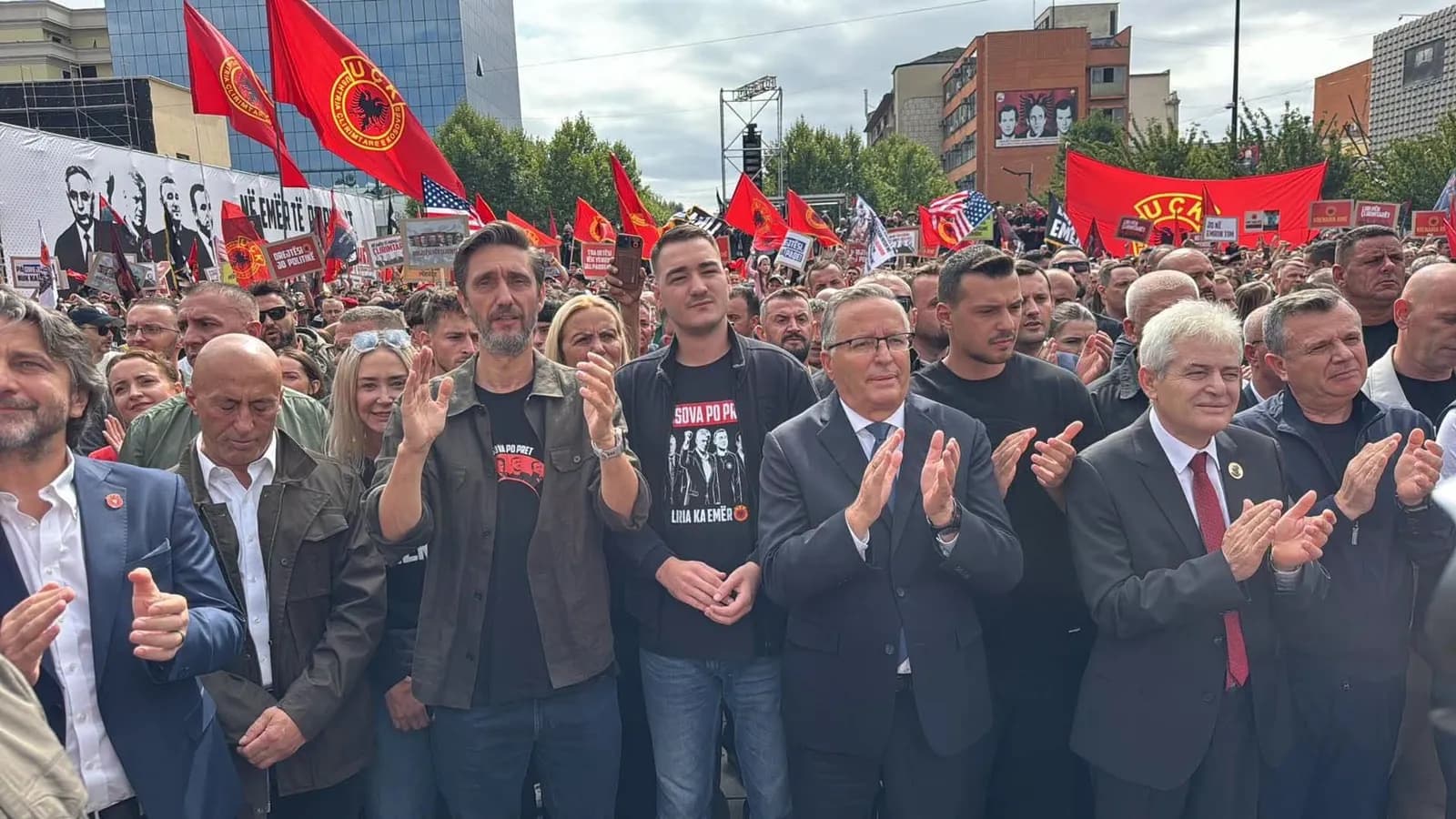 Bedri Hamza bashkë me djalin e Thaçit e Veselit në Marshin për Liri