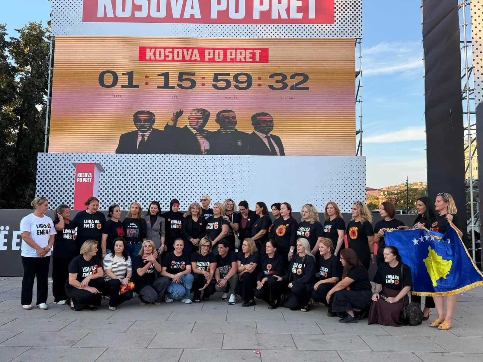 Veteranet e UÇK-së në aksion simbolik për ish-krerët në Hagë: Luftuam dhe sakrifikuam bashkë