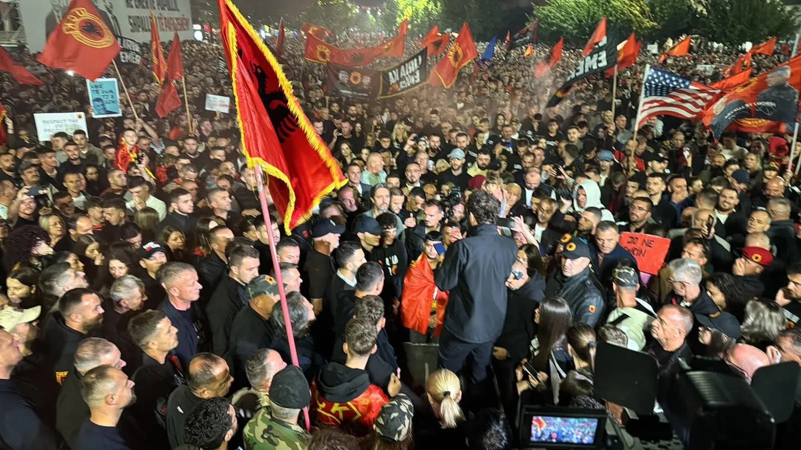 Thaçi u çoi selam nga Haga, protestuesit edhe sonte mbushin sheshin e Prishtinës
