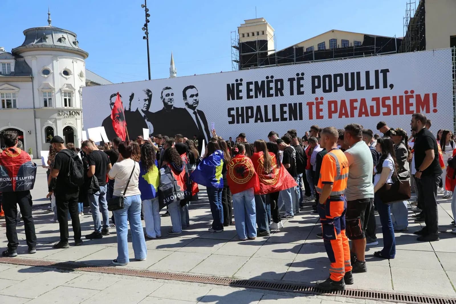 “Liri dhe drejtësi për heronjtë tanë” – Studentët protestojnë në Prishtinë për katërshën e UÇK-së
