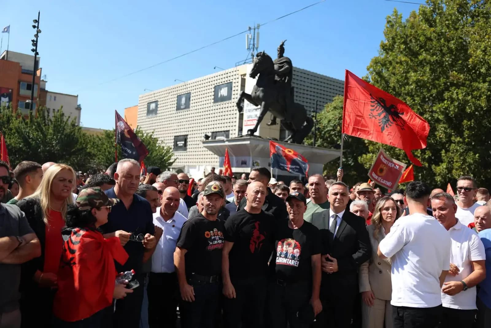 Haradinaj nga protesta në Prishtinë: Liri për çlirimtarët - Rroftë UÇK!