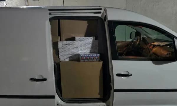 Policia ndalon një automjet me targa serbe në Leposaviq, gjenden cigare të kontrabanduara
