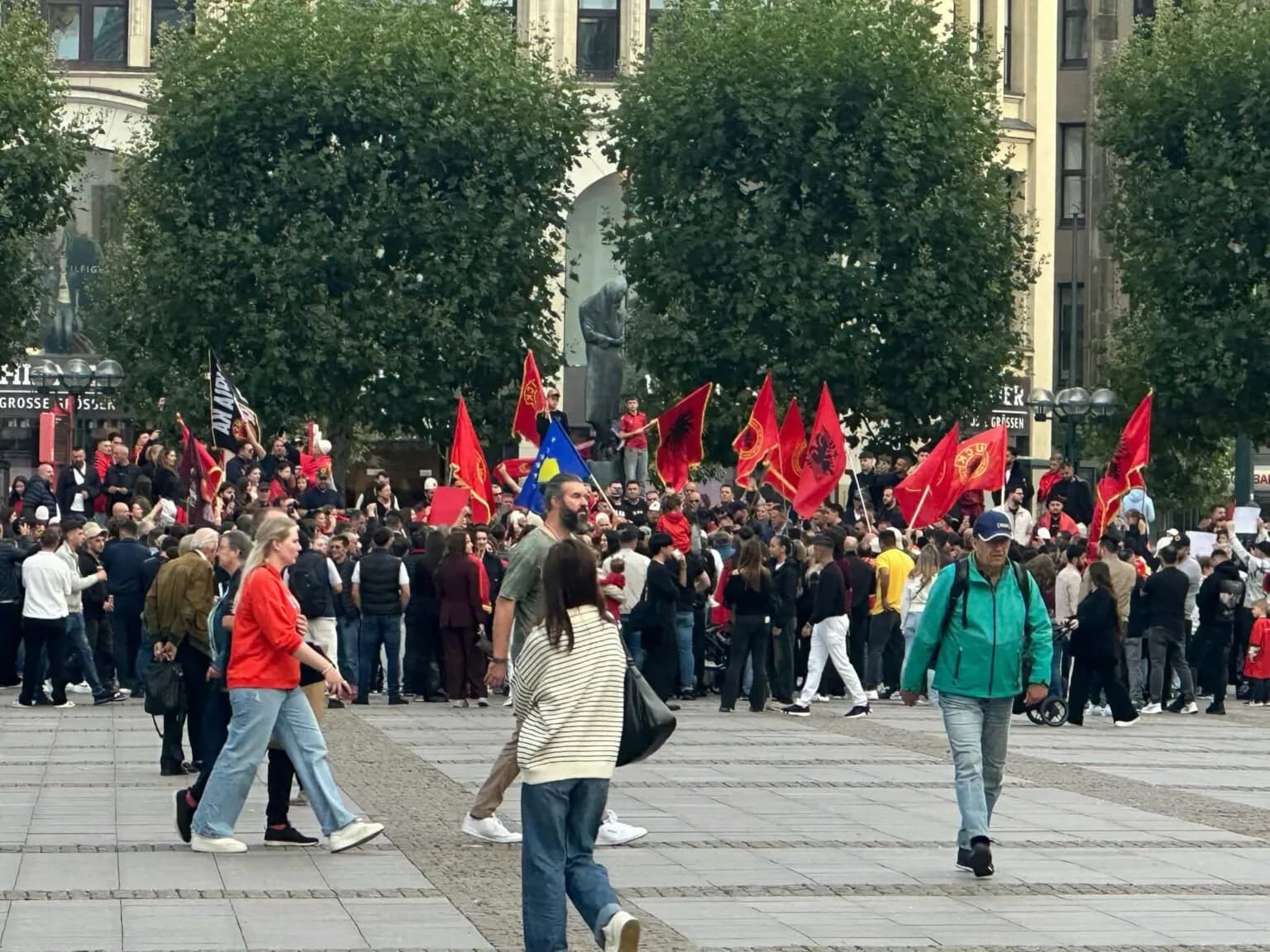Dënimi i ish-krerëve të UÇK-së: Shqiptarët protestojnë në Hamburg
