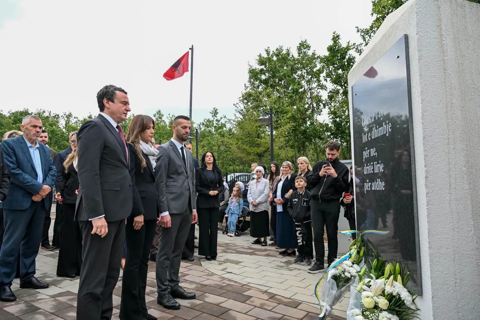 Haxhiu dhe Kurti nderojnë martirët dhe dëshmorët në Abri të Epërme: Kosova nuk do të reshtë së kërkuari drejtësi