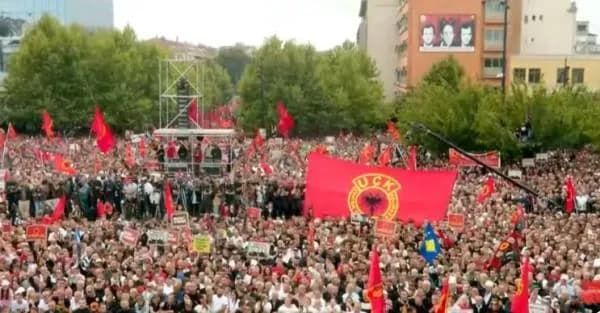 Policia lut protestuesit të mos mbajnë maska dhe të mos hedhin gjësende të forta