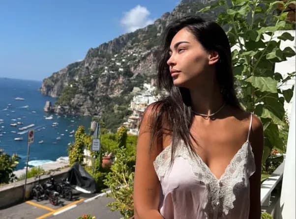 Adrola Dushi pa grim, mahnit me pozat buzë detit