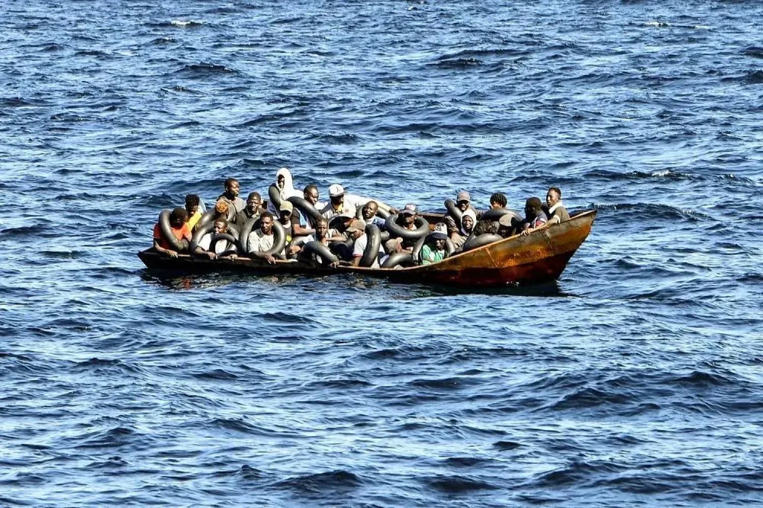 Anija me emigrantë përmbytet në jug të Greqisë, 1 i vdekur dhe 20 të zhdukur