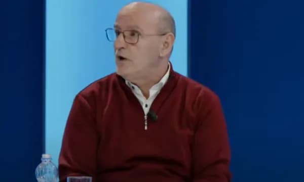 “E kanë detyru të rrijë në një qoshe – e kanë lidhë, e kanë trajtu në mënyrë brutale”, Sherifi rikujton dërgimin në Hagë të Jakup Krasniqit