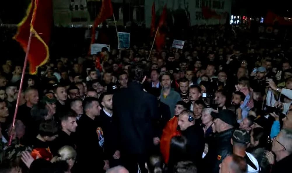 Haziri në natën e gjashtë të protestës: Ky shesh nuk kërkon ndarje, kërkon bashkim – na ka bashkuar UÇK-ja