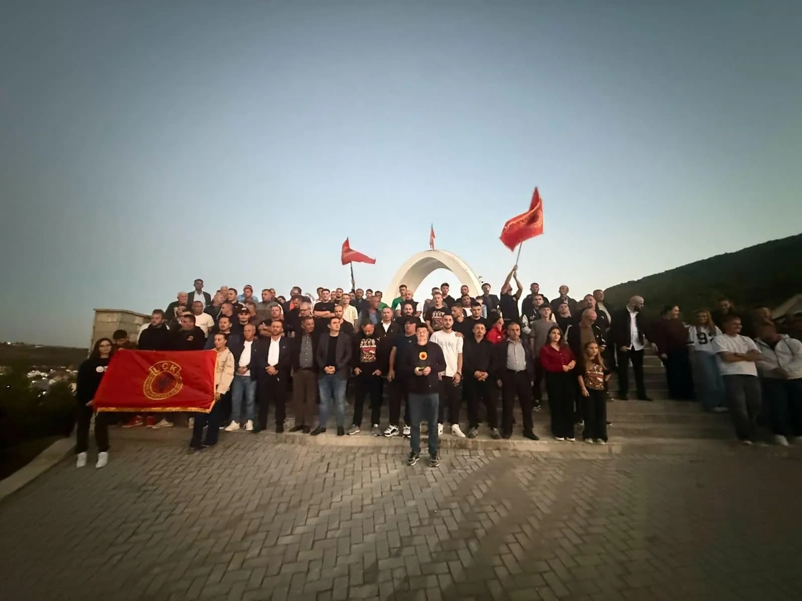 Familjarët e dëshmorëve protestojnë në Reçak: Vendimi për krerët e UÇK-së nuk është në emrin tonë