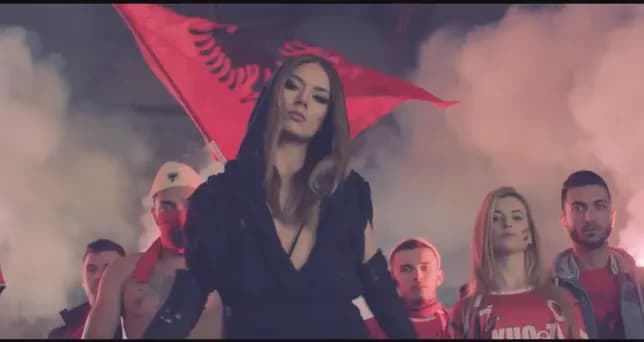 Elvana Gjata mbështet protestën e 1 tetorit “JO NË EMRIN TIM”