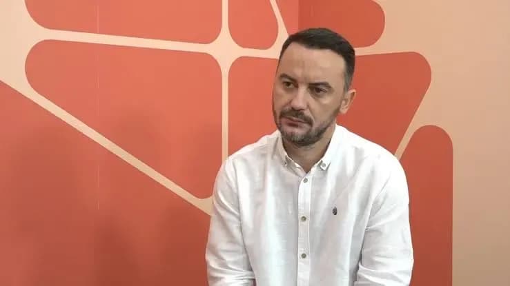 Molliqaj për Abdixhikun: “Interesxhiku”, nga kundërshtari i Kurtit, në shërbëtorin e tij