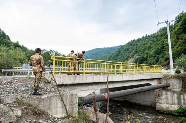 KFOR-i kontrollon ura dhe rrugë në Deçan
