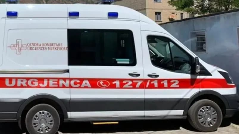Ambulanca përplas të moshuarin në Korçë, shoferi ishte i dehur e çon vetë në spital