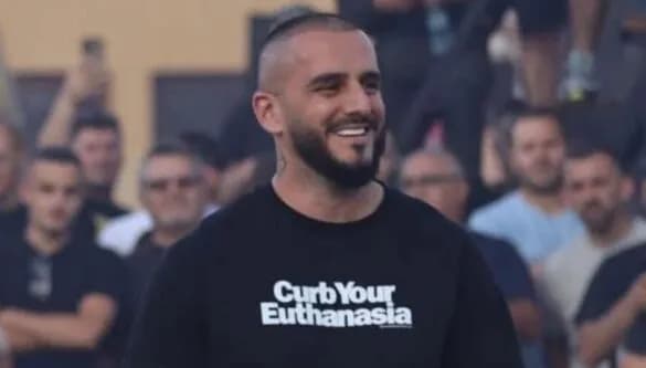 Gold Ag publikon foto me armë, ndjekësit e ”godasin” me komente