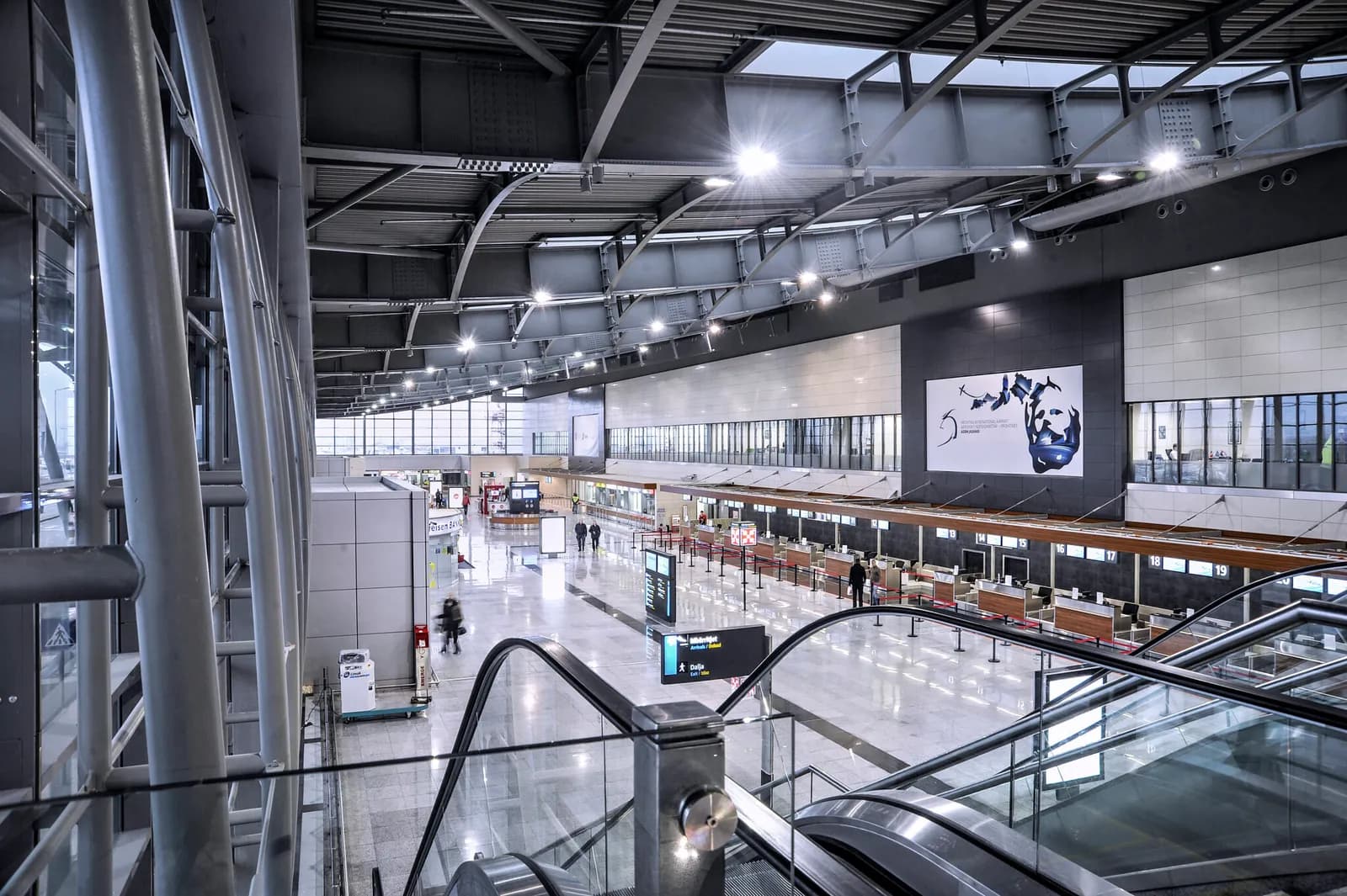 Tentoi të udhëtonte me dokument fals në Aeroportin e Prishtinës, arrestohet shtetasja e Shqipërisë