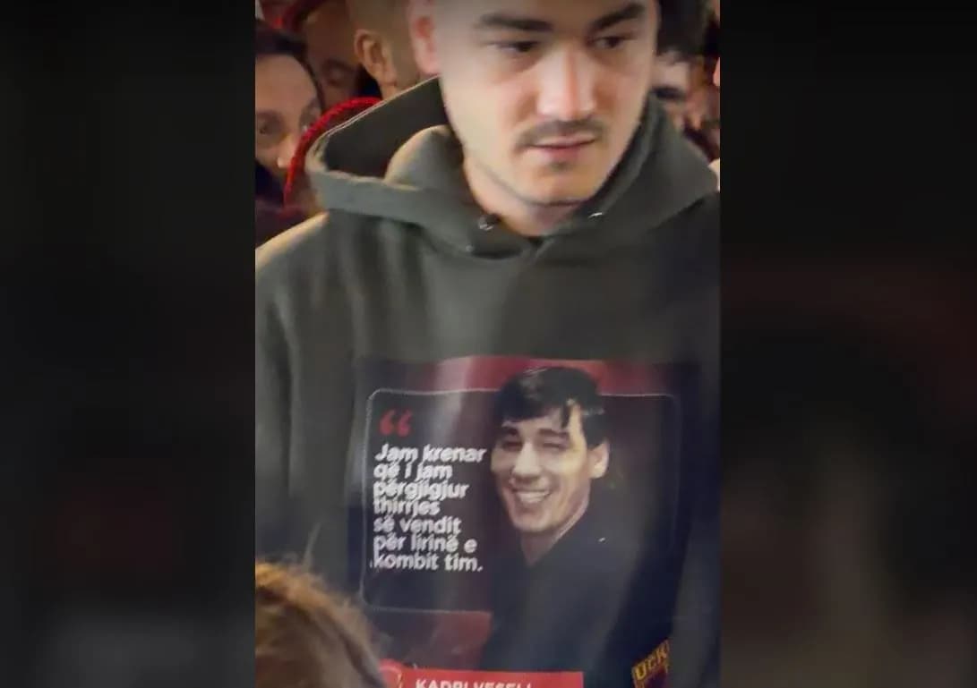Klestori sërish në protestë, ka një mesazh të fuqishëm në bluzën e tij