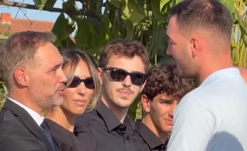 Djali i Kadri Veselit dhe ai i Flora Brovinës i japin forcë njëri-tjetrit gjatë ceremonisë së varrimit të mjekes e veprimtares shqiptare