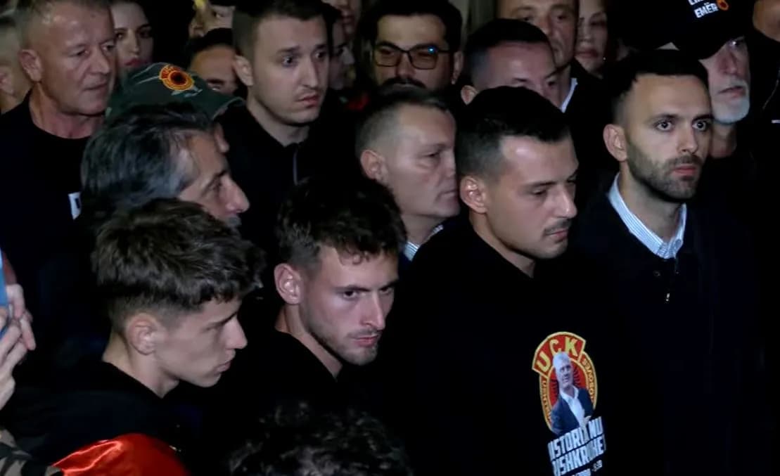 Dita e gjashtë e protestave në Prishtinë, mes qytetarëve edhe Endrit Thaçi, Altin Krasniqi, Skifter Mustafa e Përparim Rama