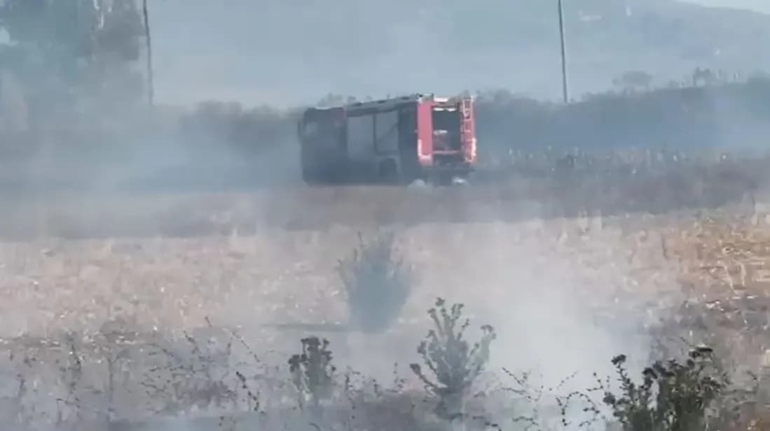 Zjarr i madh në Topojë, flakët rrezikojnë një shtëpi