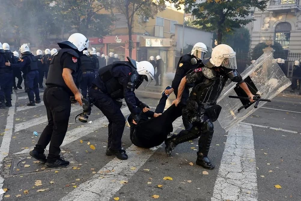 Protesta para Ministrisë së Arsimit, reagon delegacioni i BE: Të gjitha palët të ulin tensionet