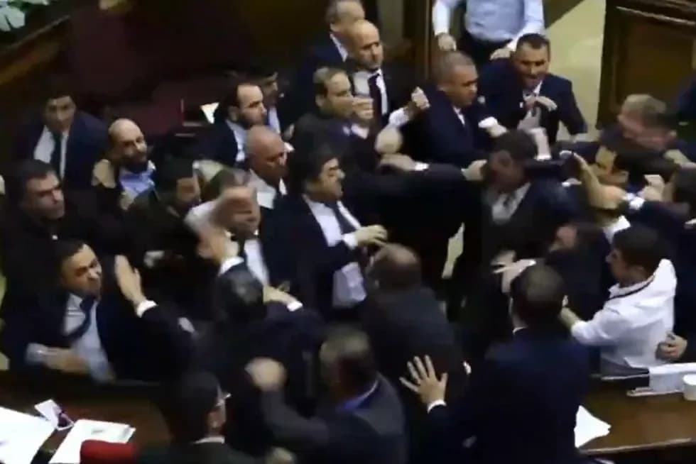 VIDEO/ Me grushte e karrige, sherr i madh mes deputetëve në parlamentin e Armenisë