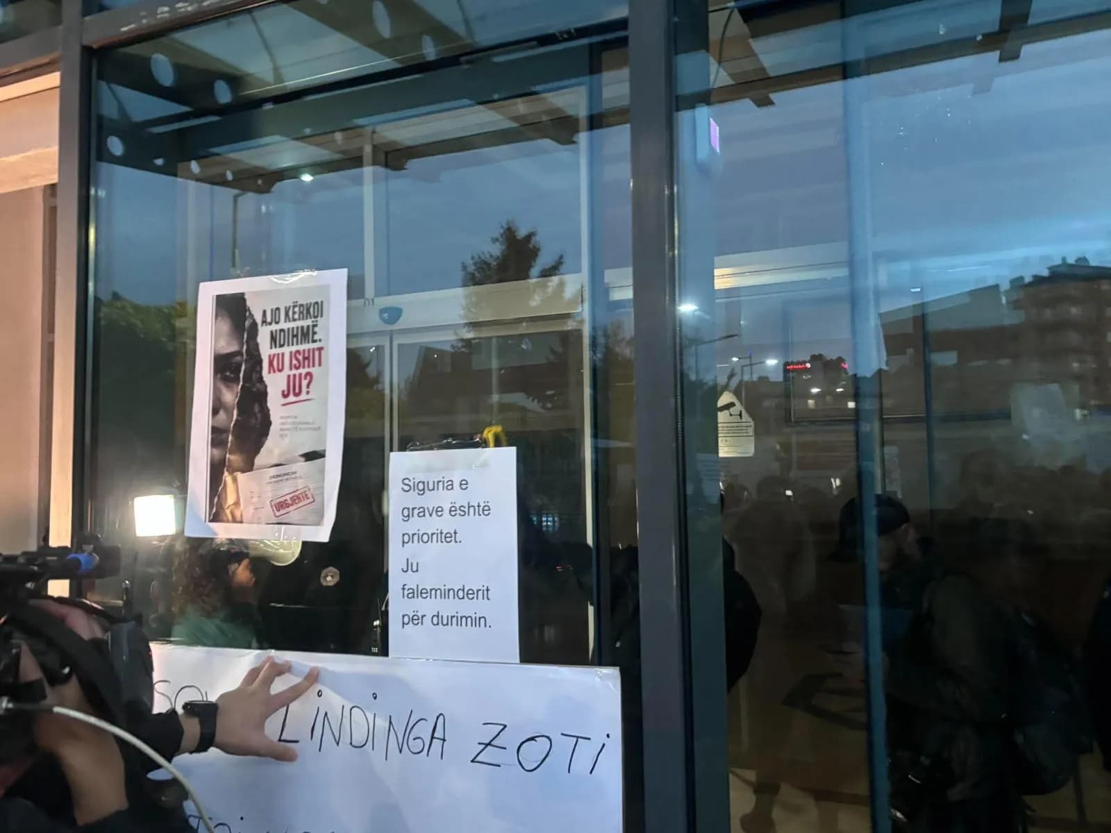 Protestuesit paralajmërojnë tubim para Qeverisë në kohën kur Gërvalla dhe Sveçla mbajnë konferencë për rastin e Arlinda Zekajt