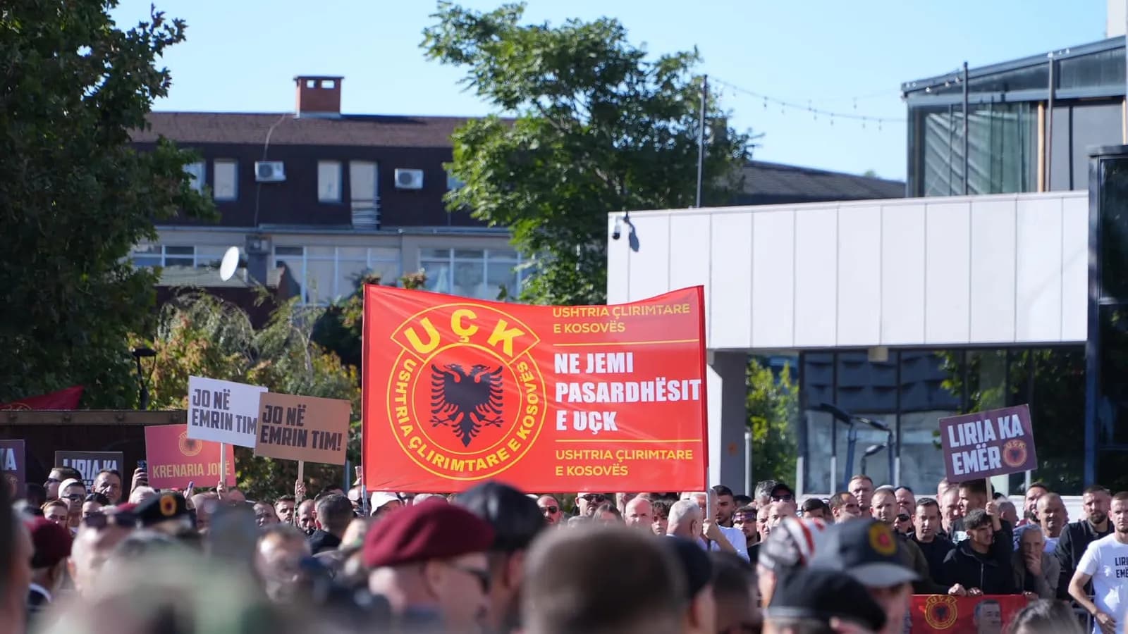 BE-ja për protestat në Kosovë pas aktgjykimit në Hagë: Demonstratat paqësore janë e drejtë themelore