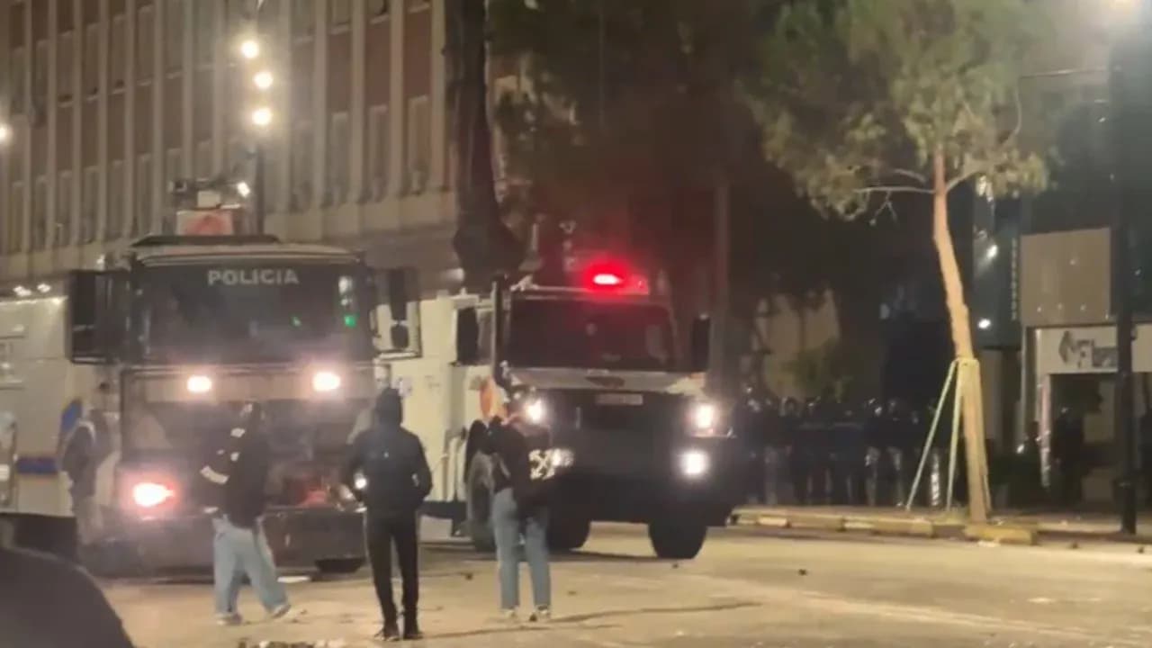 Policia thirrje protestuesve para Kryeministrisë: Nëse nuk lëvizni, do të veprojmë