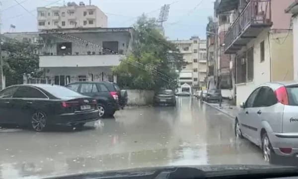 Reshjet e dendura të shiut shkaktojnë telashe në rrugët e Vlorës