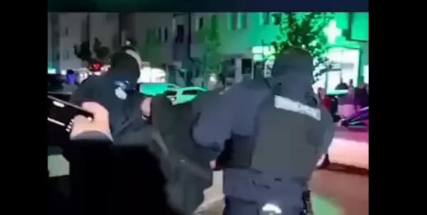 Pamje nga arrestimi i të dyshuarit që kërcënoi se do të aktivizonte një mjet shpërthyes në banesën e tij