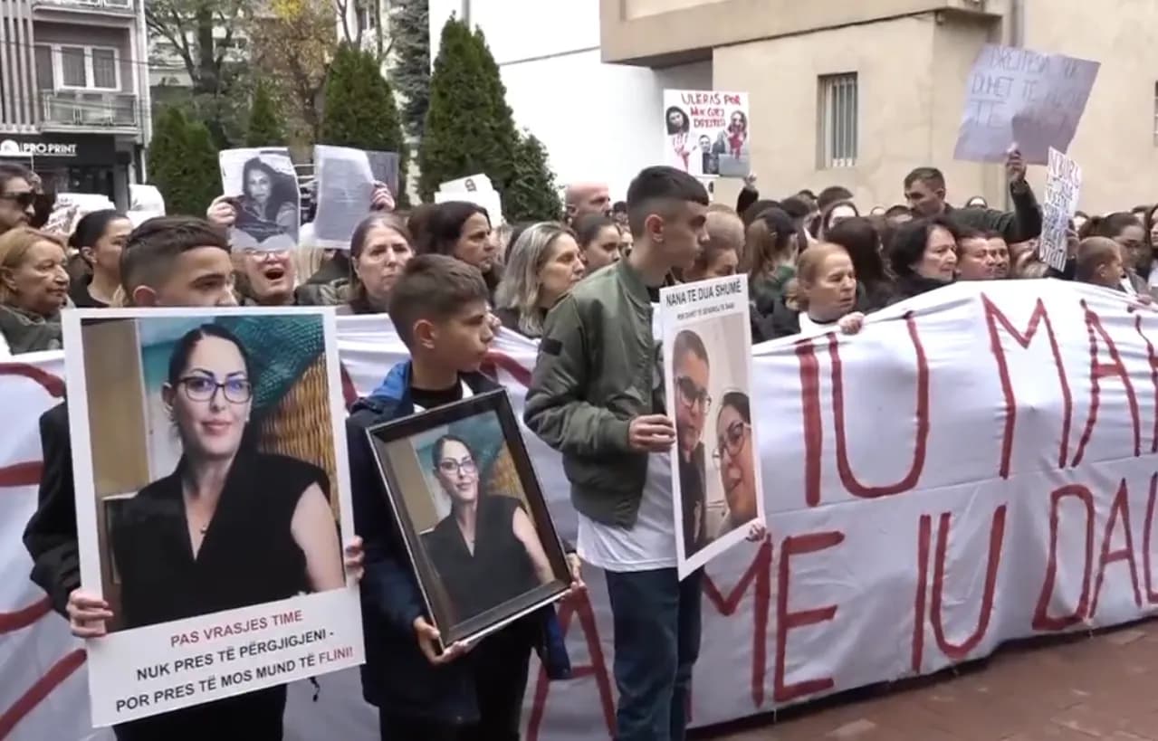 Familjarët e Arlindës mblidhen në sheshin e Pejës për protestë