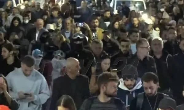 Protestuesit në Tiranë nisin marshimin drejt Kryeministrisë