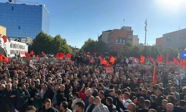 “Jo në emrin tim”, nis protesta në shesh kundër aktgjykimit të Hagës, pjesëmarrës nga e gjithë Kosova