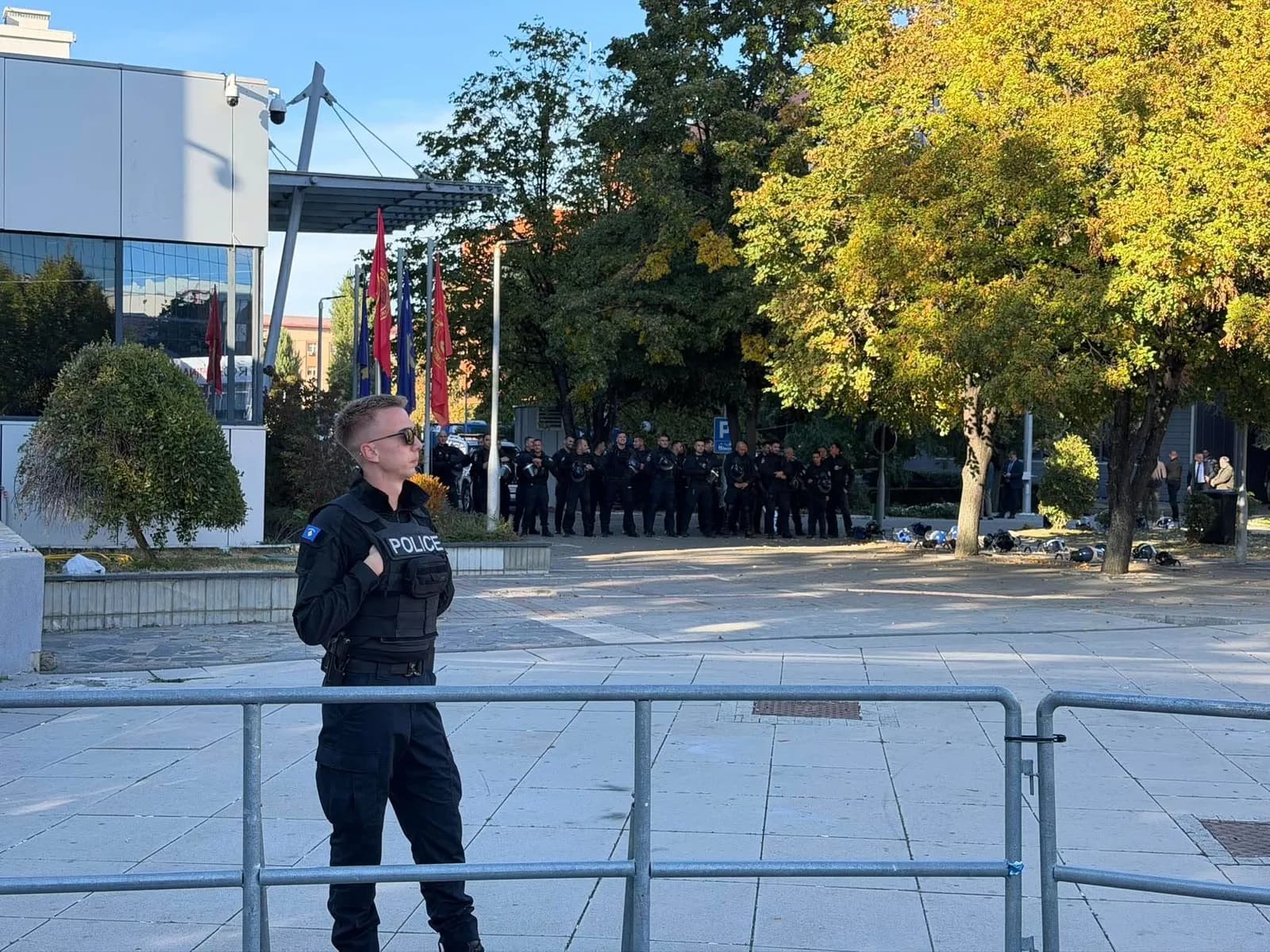 “Përgatitnu se dojmë me dal”, mobilizohen protestuesit – Policia blindon objektin e Qeverisë